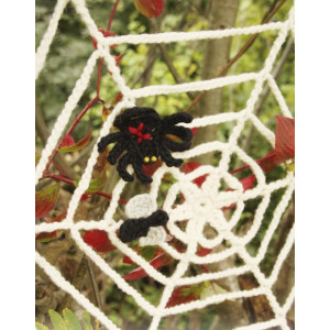 Schwarz Widow by DROPS Design - Häkelmuster mit Kit Spinnennetz mit Spinne und Fliege Halloween