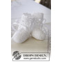 So Charming Socks by DROPS Design - Baby Schuhe Häkelmuster mit Kit Größen 15/17 - 22/23