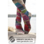 Colour play by DROPS Design - Strickmuster mit Kit Socken mit verdrehtem Muster Größen 35-43