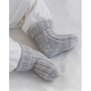 Little Pearl Socks von DROPS Design - Baby Socken Strickmuster Größe 0/1 Monat - 3/4 Jahre