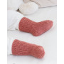 Rosy Cheeks Socken von DROPS Design - Baby Socken Strickmuster Größe 0/1 Monat - 3/4 Jahre