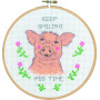 Permin Stickereibausatz Keep smiling pig time Ø18